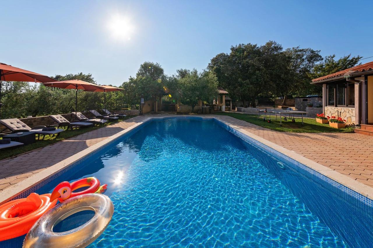 Guesthouse "Barboska" - Big Outdoor Swimming Pool & Private Tennis Court Vodnjan Eksteriør billede