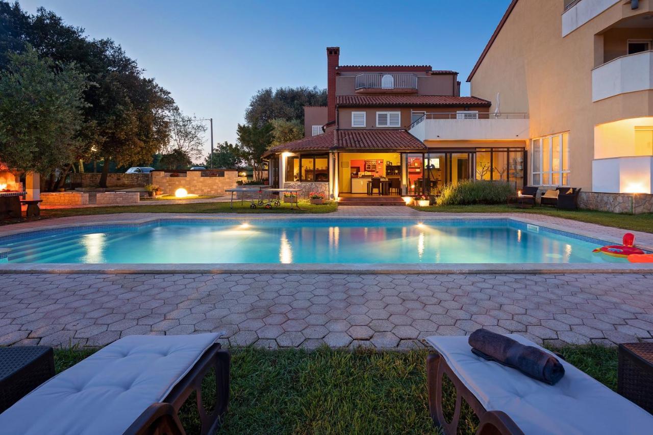 Guesthouse "Barboska" - Big Outdoor Swimming Pool & Private Tennis Court Vodnjan Eksteriør billede