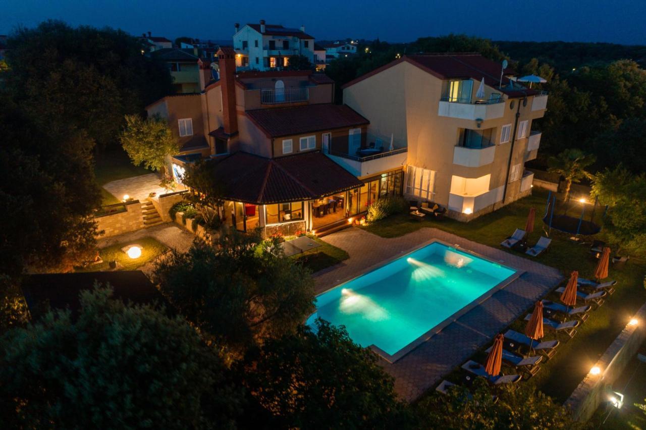 Guesthouse "Barboska" - Big Outdoor Swimming Pool & Private Tennis Court Vodnjan Eksteriør billede