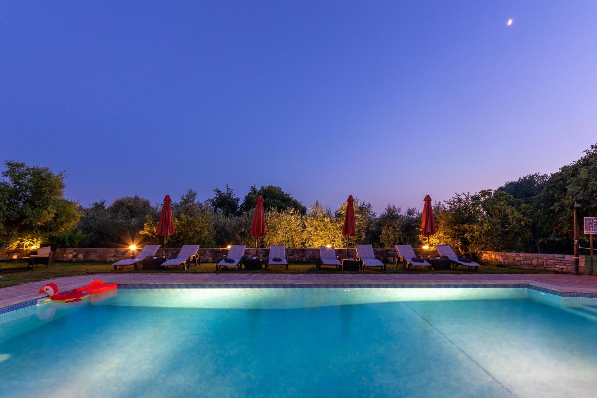 Guesthouse "Barboska" - Big Outdoor Swimming Pool & Private Tennis Court Vodnjan Eksteriør billede