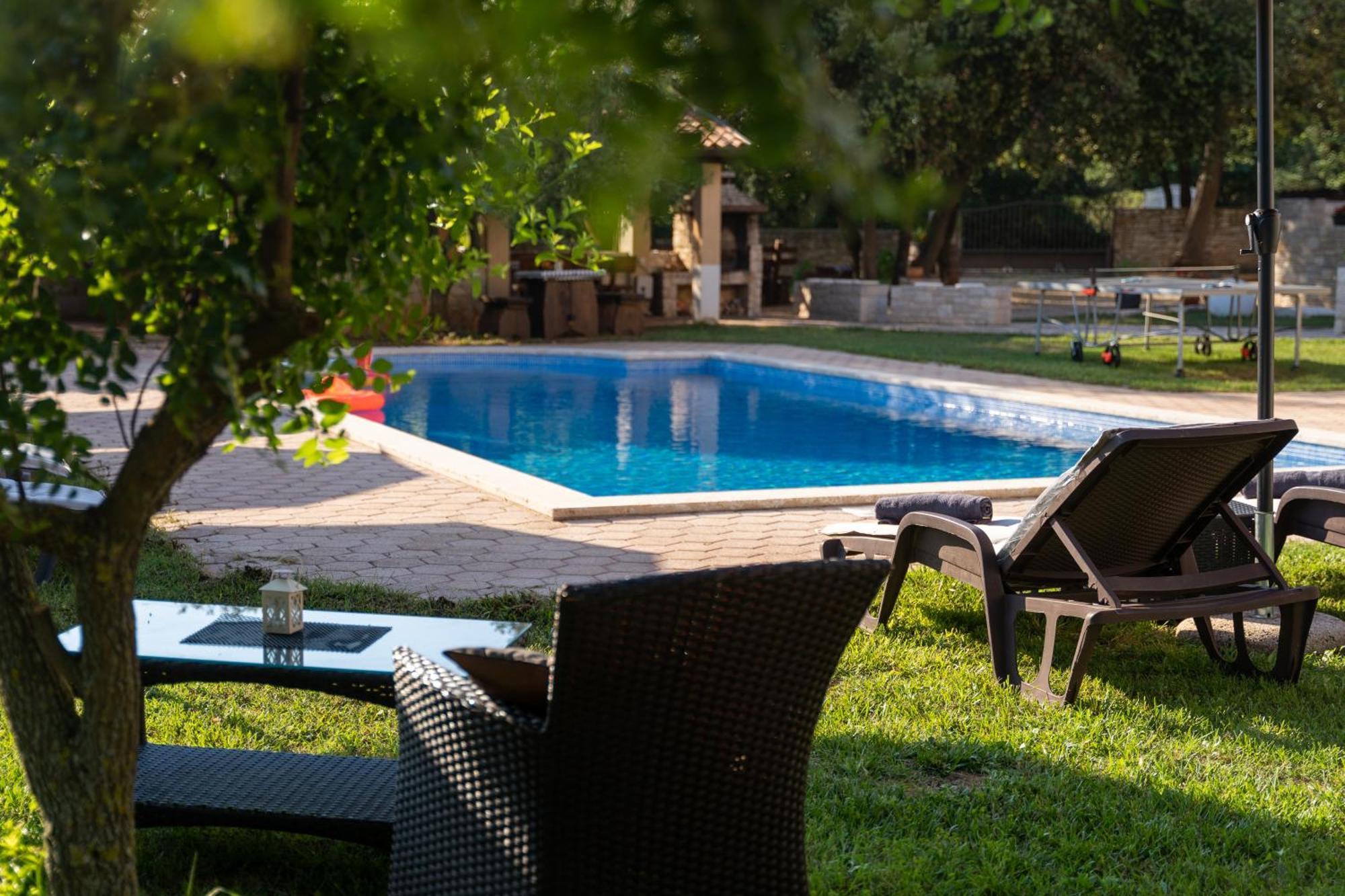 Guesthouse "Barboska" - Big Outdoor Swimming Pool & Private Tennis Court Vodnjan Eksteriør billede