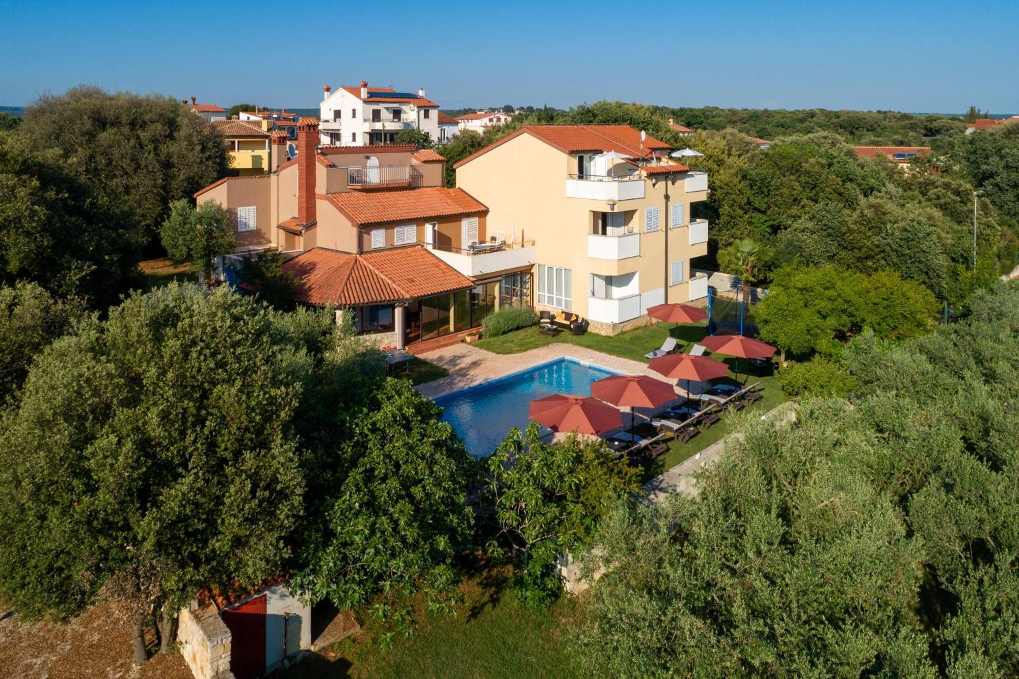 Guesthouse "Barboska" - Big Outdoor Swimming Pool & Private Tennis Court Vodnjan Eksteriør billede